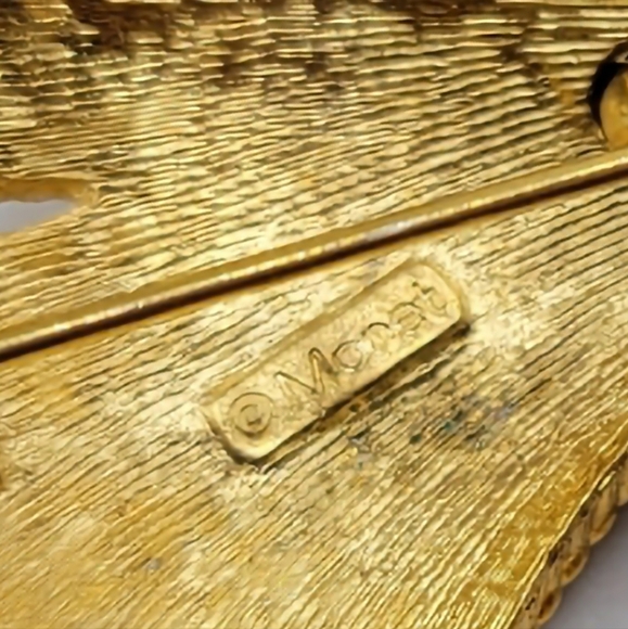 Vintage Monet Goldtone Brooch / 60s / Decorative Pin - Picture 5 of 6